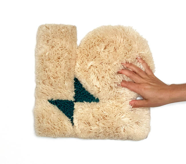 Acheter-tapis-en-laine-beige-bleu-petrole-Stitch-rugs-Hélène-Rebelo-1