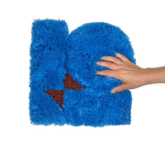 Acheter-tapis-en-laine-bleu-electrique-marron-Stitch-rugs-Hélène-Rebelo-1