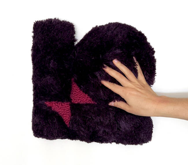 Acheter-tapis-en-laine-violet-rouge-Stitch-rugs-Hélène-Rebelo-1